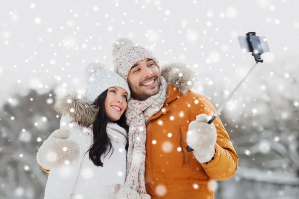 Casal feliz tomando selfie por smartphone no inverno — Fotografia de Stock