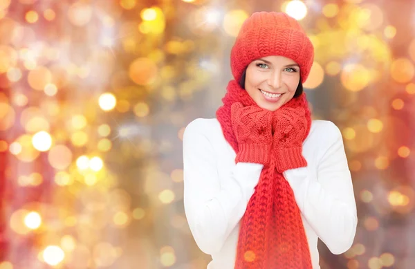 Mujer feliz en sombrero, bufanda y manoplas sobre luces — Foto de Stock