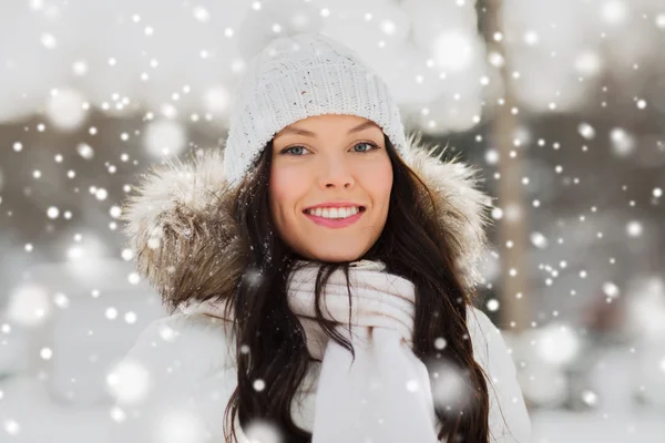 Gelukkige vrouw buiten in de winterkleren — Stockfoto