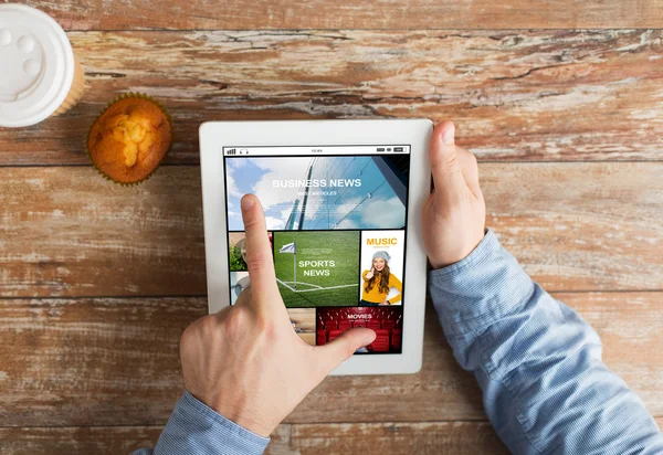 Primer plano de las manos con la página de noticias en la tableta de PC — Foto de Stock