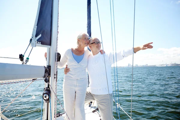 Casal sênior abraçando no barco à vela ou iate no mar — Fotografia de Stock