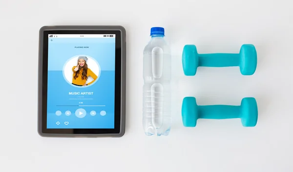 Nahaufnahme von Tablet-PC, Kurzhanteln und Wasserflasche — Stockfoto