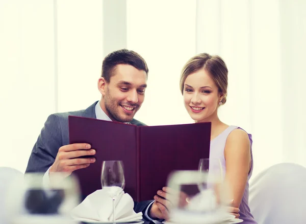 Uśmiechający się para z menu restauracji — Zdjęcie stockowe