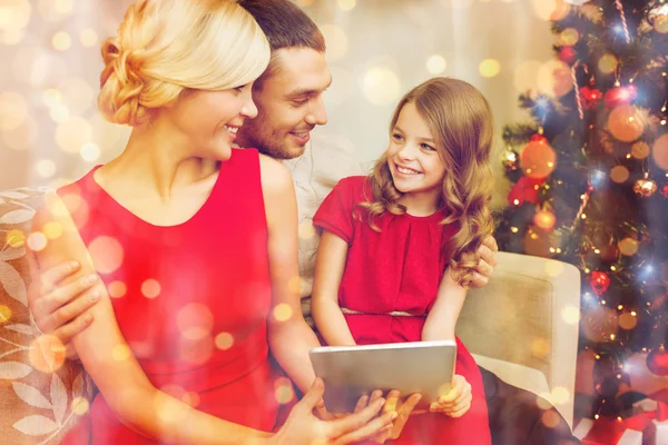 Lächelnde Familie mit Tablet-PC — Stockfoto