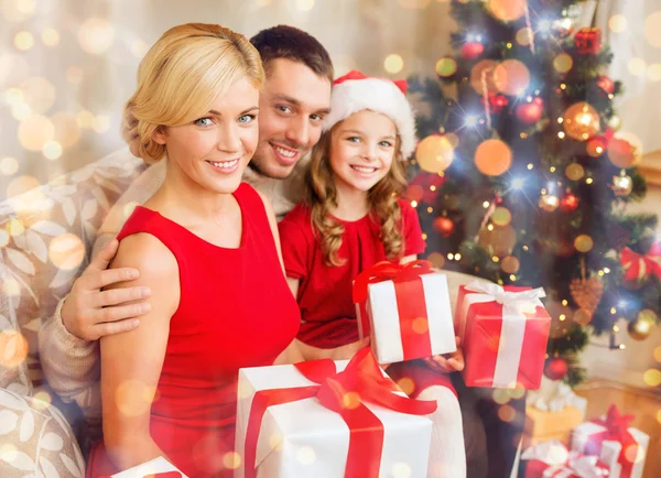 Familia sonriente sosteniendo muchas cajas de regalo —  Fotos de Stock