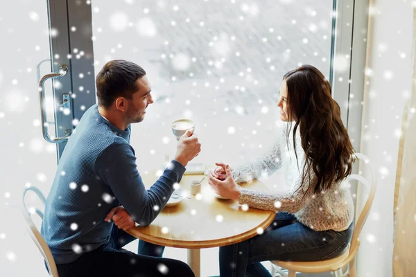 Gelukkige paar thee en koffie drinken op café — Stockfoto