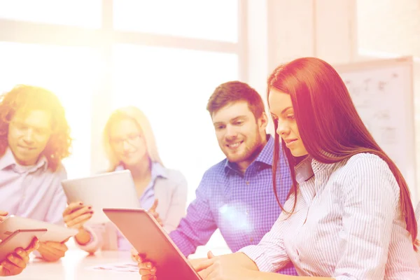 Equipo sonriente con mesa PC y papeles de trabajo —  Fotos de Stock