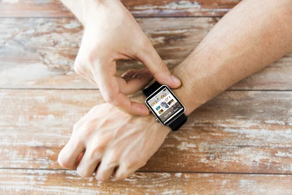 Close up of hands with blog on smart watch screen — Stock Photo, Image