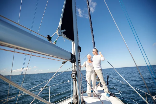 Pareja mayor abrazándose en barco de vela o yate en el mar — Foto de Stock