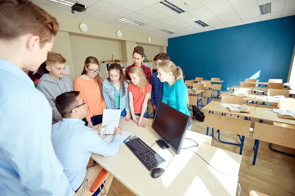 Group of students and teacher at school classroom — Stock Photo, Image