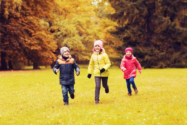 Groupe de petits enfants heureux courant à l'extérieur — Photo