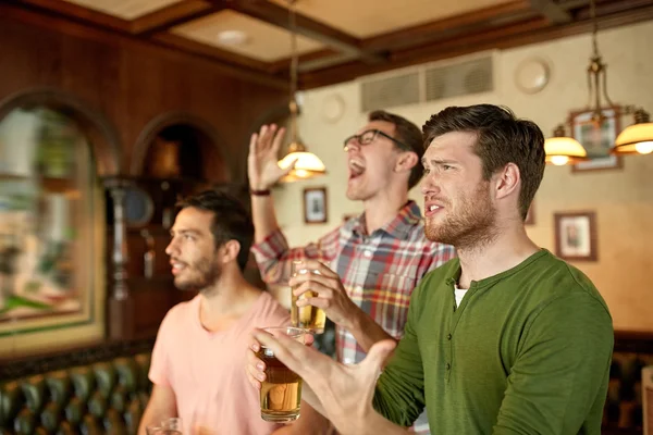 Arkadaş grubu sport adlı izlerken bira bar veya pub — Stok fotoğraf