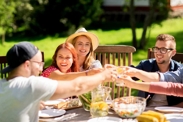 Щасливі друзі вечеряють на літній вечірці в саду — стокове фото