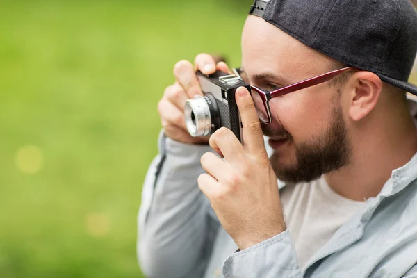 Close up of man with camera shooting outdoors — Stock Photo, Image