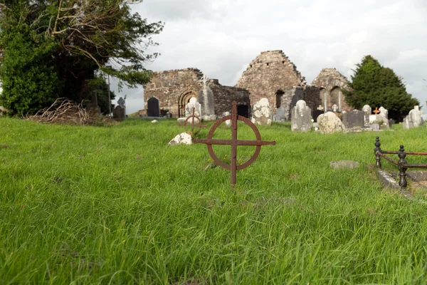 Velha cruz sepultura no cemitério celta na Irlanda — Fotografia de Stock