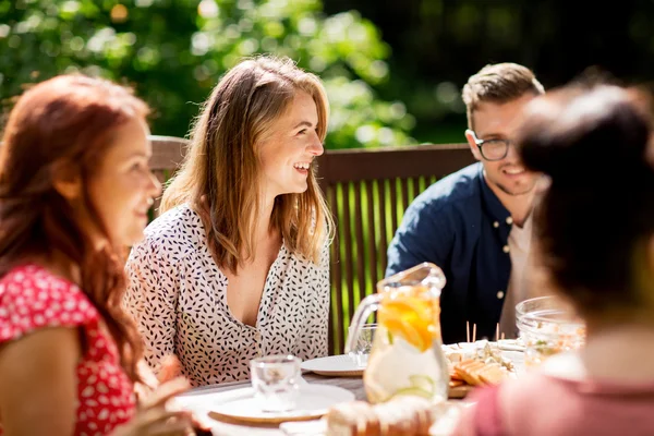 Amis heureux dîner à la fête de jardin d'été — Photo