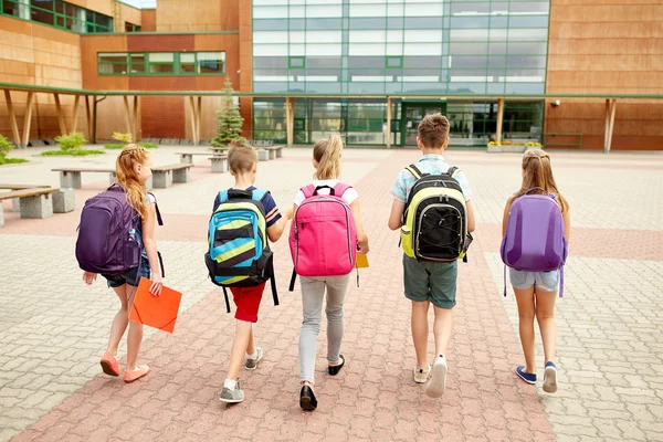 Groep van gelukkig basisschool leerlingen lopen — Stockfoto