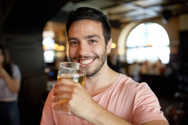 Рядом счастливый человек, пьющий пиво в баре или пабе — стоковое фото