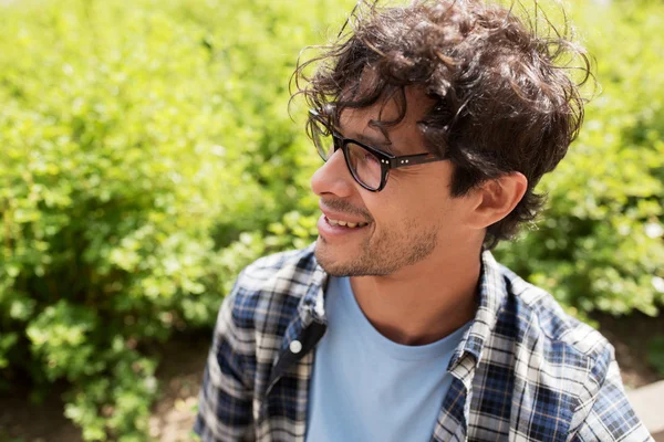 Close up of smiling man in eyeglasses outdoors — Stock Photo, Image