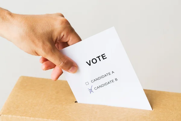 Homme mettant son vote dans les urnes lors de l'élection — Photo