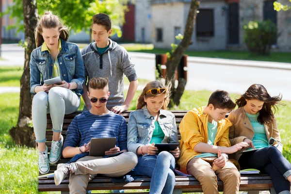 Grupa studentów z komputera typu tablet na dziedzińcu szkoły — Zdjęcie stockowe