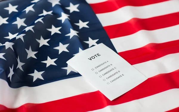 Leerer Stimmzettel oder Abstimmung über amerikanische Flagge — Stockfoto