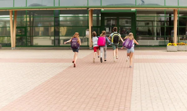 Groupe d'élèves heureux de l'école élémentaire courir — Photo