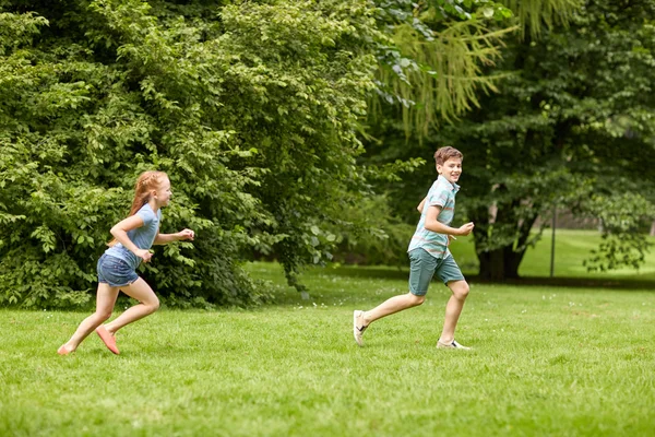 Glückliche Kinder laufen und spielen im Freien — Stockfoto