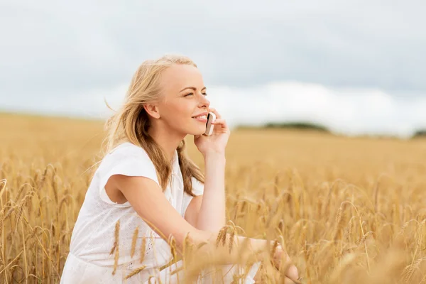 Heureuse jeune femme appelant sur smartphone à la campagne — Photo