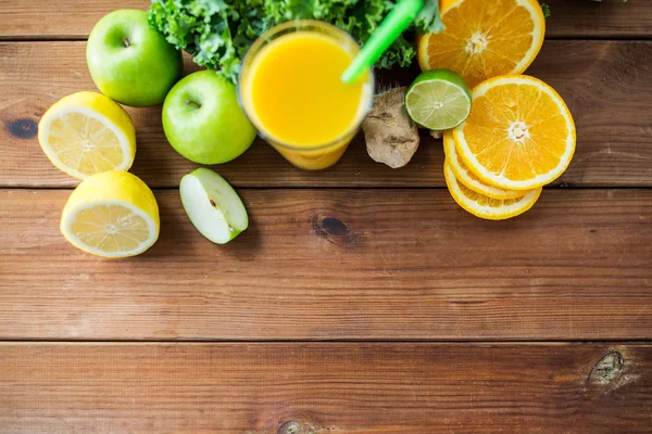 Glas apelsinjuice, frukt och grönsaker — Stockfoto