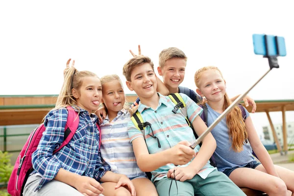Szczęśliwy szkoły podstawowej uczniowie biorąc selfie — Zdjęcie stockowe