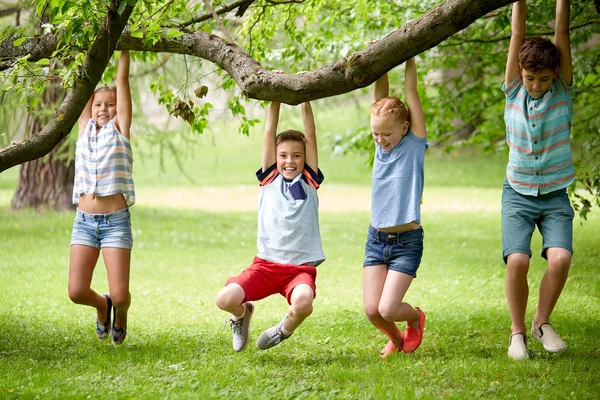 행복 한 아이 여름 공원에서 나무에 매달려 — 스톡 사진