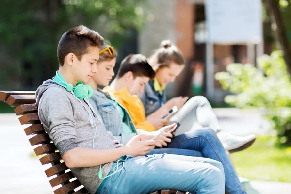 Happy tonårspojke med TabletPC och hörlurar — Stockfoto