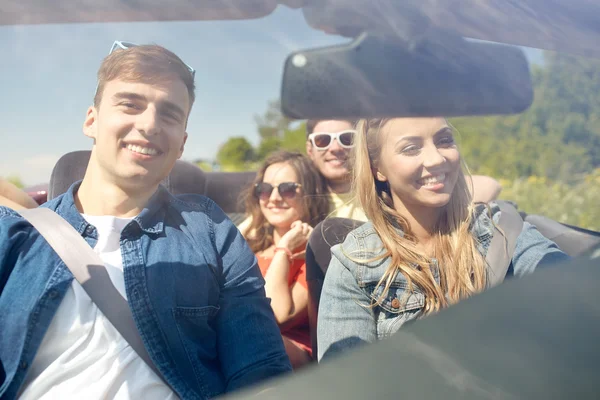 Amigos felizes dirigindo em carro cabriolet — Fotografia de Stock