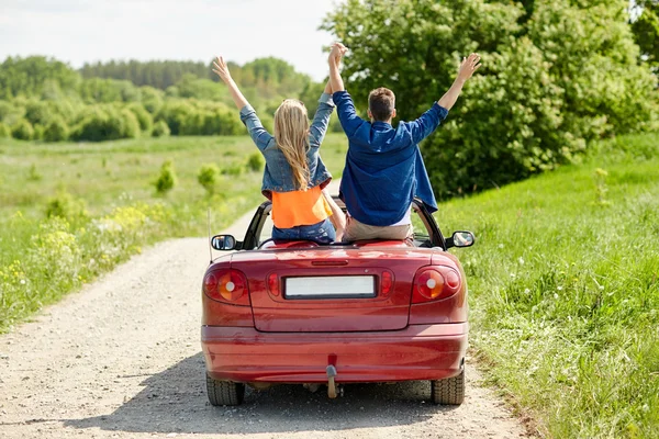 Happy vänner körning i cabriolet bil på landet — Stockfoto