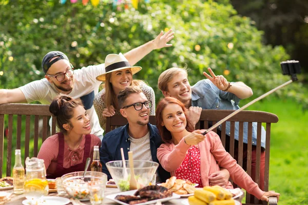 Přátelům selfie na party v letní zahradě — Stock fotografie