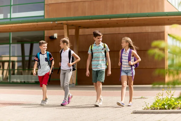 Skupina studentů radost základní škola chůze — Stock fotografie
