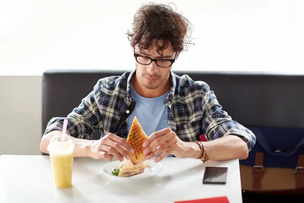 Felice uomo mangiare panino al caffè per pranzo — Foto Stock