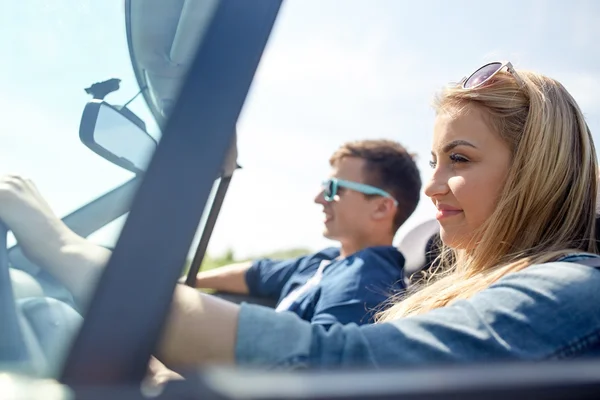 Casal feliz dirigindo em carro cabriolet ao ar livre — Fotografia de Stock