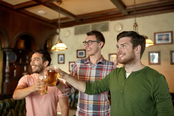 Amigos varones felices bebiendo cerveza en el bar o pub — Foto de Stock