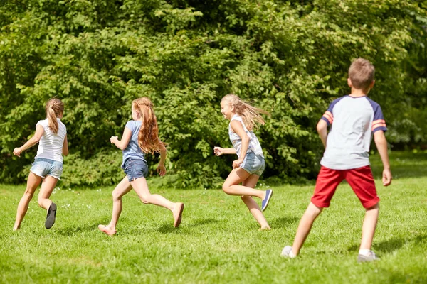 Счастливые дети бегают и играют в игры на открытом воздухе — стоковое фото