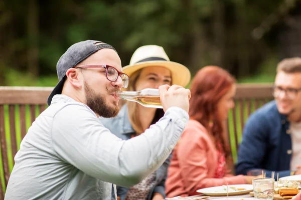 남자 마시는 맥주 와 친구 에 여름 파티 — 스톡 사진