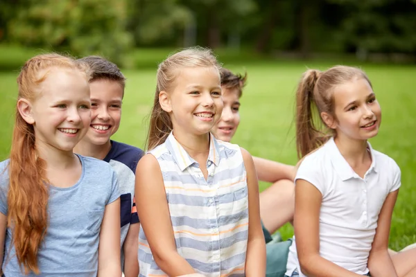 Groep gelukkige kinderen of vrienden buiten — Stockfoto