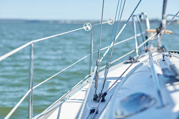 Primer plano de velero o cubierta de yate de vela en el mar —  Fotos de Stock