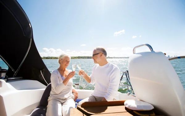 Occhiali da tintinnio di coppia anziani su barca o yacht — Foto Stock