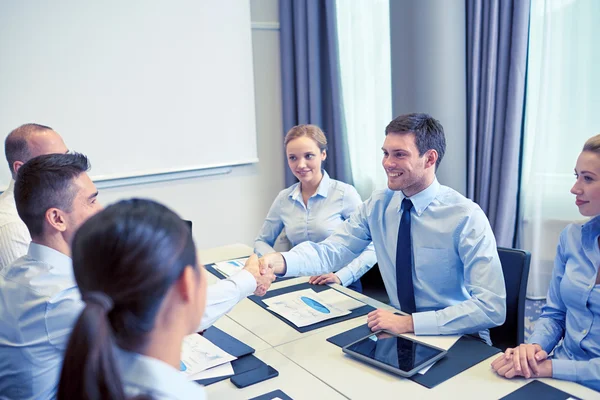 Gruppo di uomini d'affari sorridenti che si incontrano in ufficio — Foto Stock