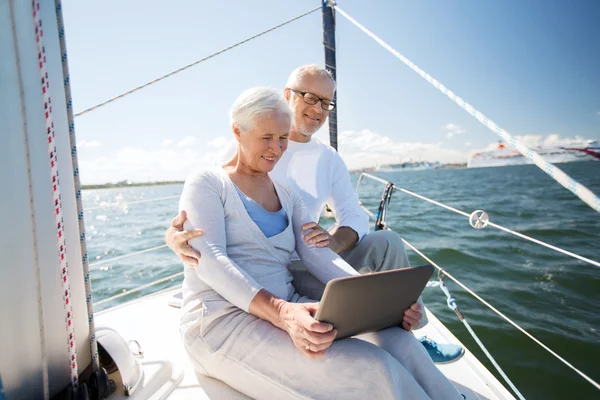 Pareja de ancianos con tableta pc en barco de vela o yate —  Fotos de Stock