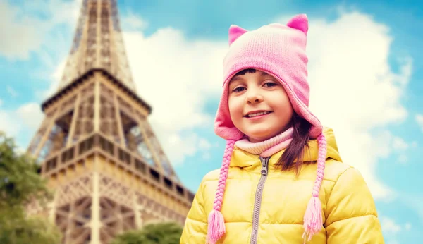 Happy little girl over eiffel tower in paris — Stok fotoğraf