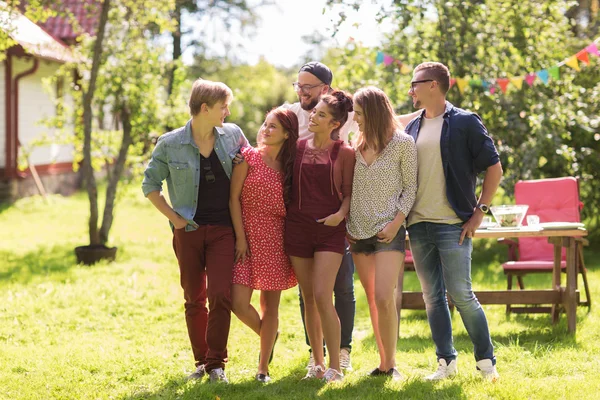 Glückliche Teenager-Freunde, die sich im Sommergarten umarmen — Stockfoto