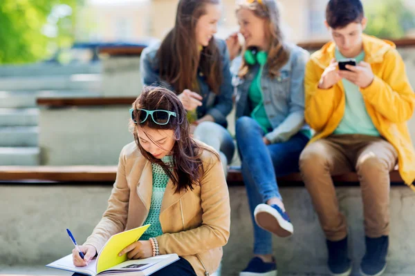Schülerin leidet unter Spott von Mitschülern — Stockfoto